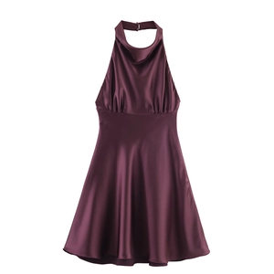 Elegantes lila Satinkleid mit Neckholder, Wasserfall-Ausschnitt und geraffter Taille