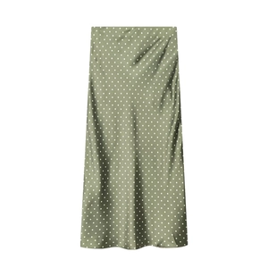 Detail eines salbeigrünen Satin-Midirocks mit weißen Punkten und elegantem A-Linienschnitt