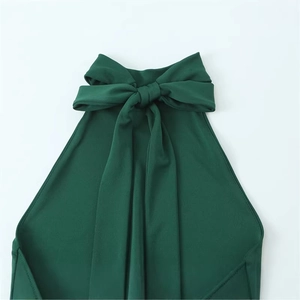 Robe dos nu vert foncé élégante avec un nœud large détaillé sur l'encolure chic