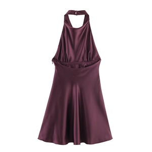 Elegantes tiefviolettes Satin-Neckholderkleid mit glänzendem Finish und Faltenrock