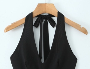 Détail du haut dos nu noir avec décolleté en V profond et lien à nouer dans le cou