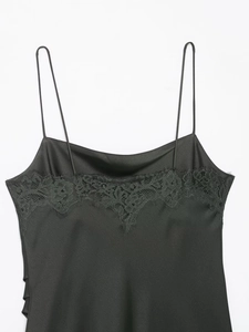 Vue détaillée du caraco en satin noir avec dentelle cil raffinée et fines bretelles