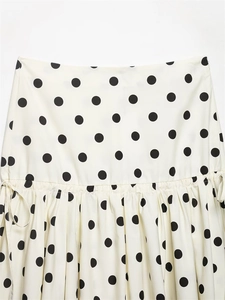 Vue détaillée de la jupe blanche à pois avec taille plissée et cordons de serrage latéraux
