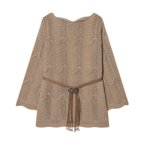 Détail du pull en maille avec texture évidée ondulée et ceinture en cuir à pompon marron