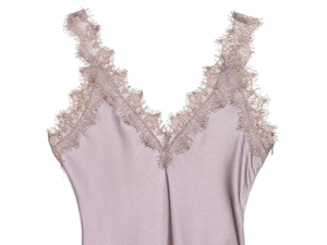 Detailansicht eines Lavendel-Satin-Tops mit zarter Wimpernspitze am V-Ausschnitt für Damen