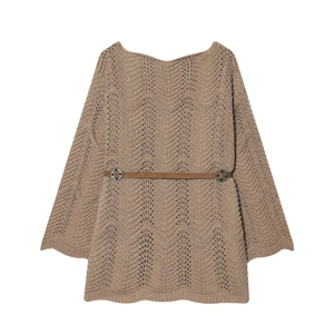 Détail de la maille ajourée ondulée et ceinture en cuir à doubles anneaux en métal
