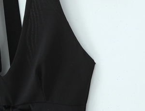 Gros plan détaillé montrant les coutures lisses et le tissu d'un haut noir à licou