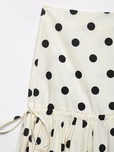 Détail de la jupe blanche à pois avec taille élastique et cordon de serrage en nœud