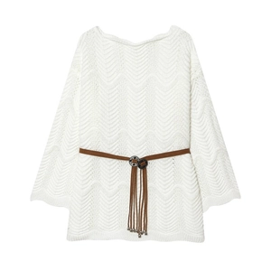 Détail de pull en maille blanc avec motif chevron et fine ceinture marron à pompon