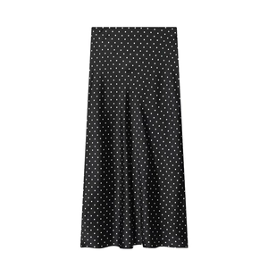 Eleganter Midirock aus schwarzem Satin mit weißen Punkten und seidigem Glanz-Finish