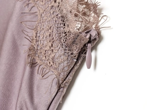 Nahaufnahme der fliederfarbenen Satin-Stoffdetails mit Wimpernspitze und Reißverschluss