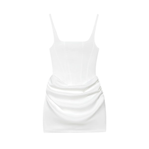 Détail de la robe blanche sans manches à col carré avec fronces et corset structuré