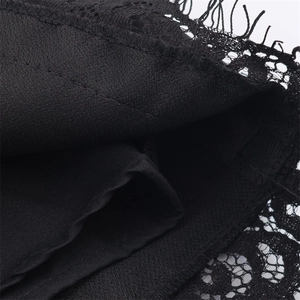 Détail de la bordure en dentelle de cils noire et texture multicouche du short