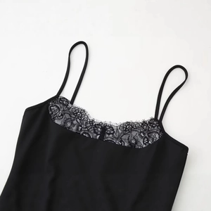 Abito sottoveste nero aderente da donna con bordo in pizzo floreale e spalline sottili