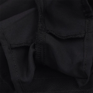 Détail macro de la couture overlock intérieure de qualité sur le tissu du short-jupe noir