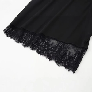Abito nero da donna con bordo in pizzo floreale raffinato e finitura a ciglia