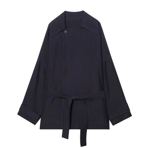 Minimalistischer dunkelblauer Wickelmantel mit spitzem Kragen und Taillengürtel