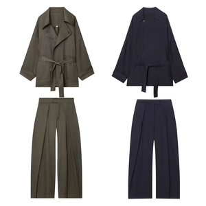 Zweiteiler für Damen mit Wickeljacke mit Gürtel und plissierter Hose mit weitem Bein