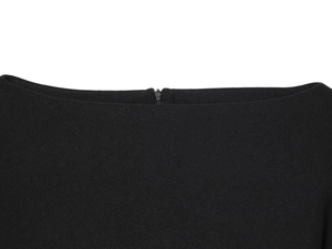 Detalle de la cremallera invisible de alta calidad en la parte posterior del top negro