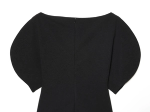 Detalle de cremallera invisible trasera y mangas abullonadas en la blusa negra fina