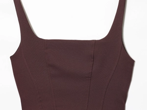 Detailansicht eines braunen Midikleids mit Karree-Ausschnitt und Köperbindung