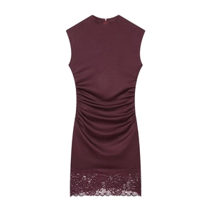 Detail von weinrotem ärmellosem Minikleid mit geraffter Taille und Spitzenbesatz