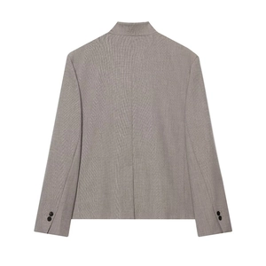 Rückansicht des grauen Minimal-Blazers mit Stehkragen, klaren Nähten und Knopfmanschetten