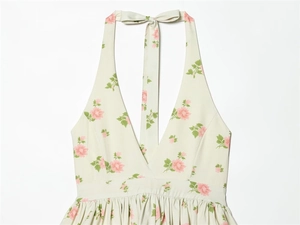 Detail von Neckholder-Oberteil mit rosa Blumenmuster und Schleife am Nackenbereich