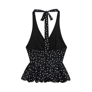 Detail eines gepunkteten Halter-Tops mit tiefem V-Ausschnitt und geruschtem Saum