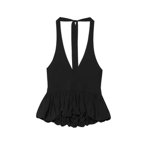 Detail eines schwarzen Neckholder-Tops mit tiefem V-Ausschnitt und Schößchensaum
