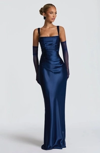 Dettaglio dell'abito da sera in raso blu navy con corpetto arricciato e guanti in tulle