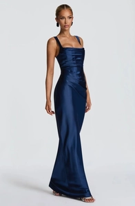 Abito da sera in raso blu scuro con corpetto a pieghe ed elegante fondo a sirena