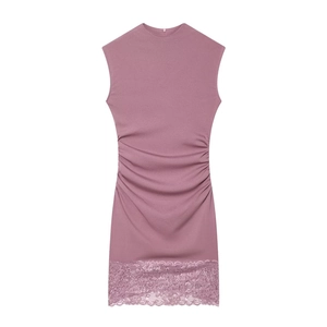 Ärmelloses altrosa Minikleid mit seitlicher Raffung und feinem Spitzenbesatz