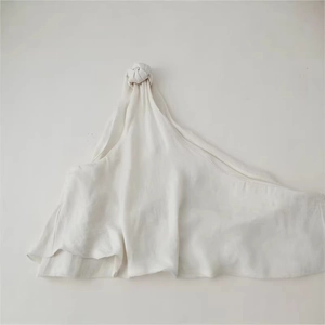 Elegantes weißes One-Shoulder-Seidentop mit gewebtem Knotendetail und schlichtem Design
