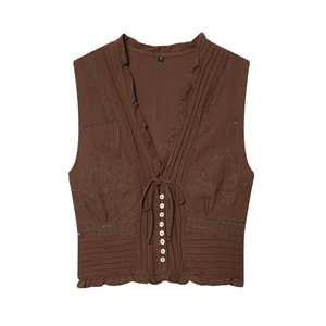 Détail du gilet vintage marron avec broderie florale et décolleté en V à lacets