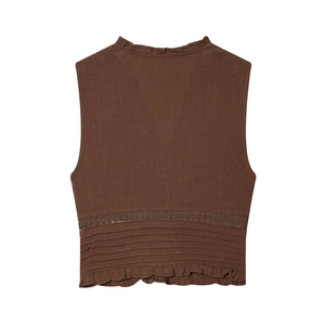 Détail du col à volants et broderie dentelle sur chemisier marron sans manches en coton