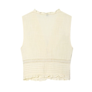Détail du gilet en tulle brodé avec volants et motifs délicats en dentelle ajourée
