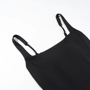 Détail des bretelles réglables et de l'encolure carrée d'une robe longue noire plissée