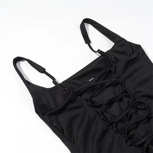 Détails du design noir à lacets sur le devant avec fines bretelles réglables