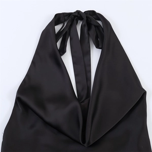 Elegante abito nero in raso con scollo all'americana, profondo scollo a V e finitura lucida