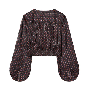 Women's V-neck cropped floral blouse with lantern sleeves and elastic hem in black