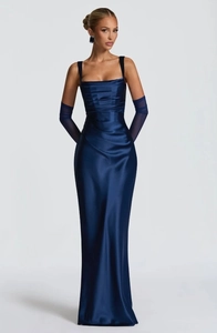 Dettaglio dell'abito da sera in raso blu navy con scollo quadrato e guanti in tulle