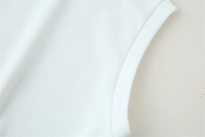 Détail de la texture en maille côtelée blanche et de la couture de l'emmanchure finie