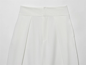 Détail du pantalon ballon blanc à taille haute montrant la ceinture et la coupe avant