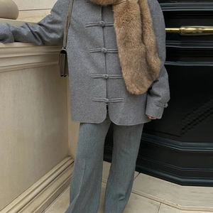 Elegante giacca in lana grigia con bottoni a rane e sciarpa marrone in finta pelliccia