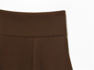 Vue détaillée du pantalon ballon marron foncé à taille haute avec texture tissée fine