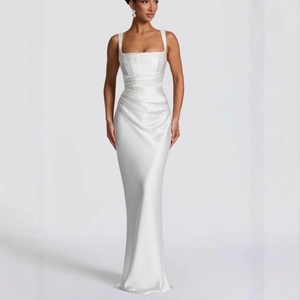 Elegante abito da sera a sirena in raso bianco con scollo quadrato e dettagli arricciati