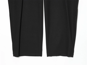 Détail de l'ourlet de pantalon ballon noir avec coutures propres et tissu de qualité