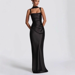 Elegante abito lungo in raso nero con scollo quadrato e girocollo abbinato di classe
