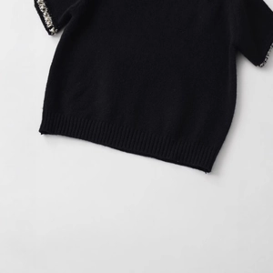 Top in maglia nera slim fit da donna con decorazioni di perle e paillettes sui polsini